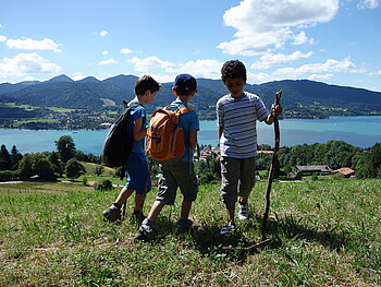 Drei Jungen wandern auf einem Berg