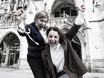 Die Schauspielerinnen Ines Honsel und Gabi Altenbach in einer Kampfpose
