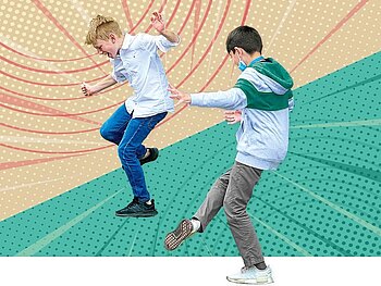 Zwei Jungen tanzen jeweils auf einem Bein und lachen dabei. Sie sind vor einem grafischen Hintergrund mit Punkten und verschiedenen Farben platziert.